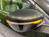 【電動格納ミラー】サイドミラーは電動格納式となっており、狭い駐車場でもキズがつくリスクを抑えられます。