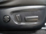 運転席はパワーシートなのでお好みのドライビングポジションに調整可能です♪