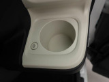 カップホルダーは運転席や助手席からちょうど手の届く位置です!!
