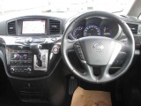 広々とした運転席周りです。