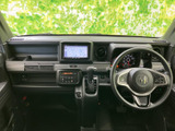 センターに配置されたディスプレイは、運転中の視認性に優れています。快適なドライブをサポートする機能が満載です。