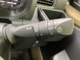 操作しやすい位置に配置されたウインカーレバーで、安全な車線変更をサポートします。直感的な操作感で、スムーズな運転を支援します。
