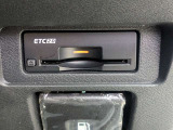 高速道路の料金所をスムーズに通過できるETC2.0車載器を装備。最新の交通情報受給や高速料金の割引サービスに対応しています。
