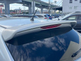 【オプションルーフスポイラー】スポーツカーらしさがグッと引き立つ大型リヤスポイラーを装着♪高速走行時のスタビリティ(走行安定性)向上に役立ちます。