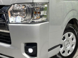 【LEDヘッドライト】悪天候や夜間走行時も良好な視界を確保し安心して運転できる高輝度LEDヘッドライトを装備!点灯速度が早く、消費電力も抑えられています。