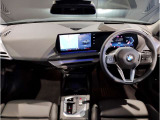 BMWの運転席はドライバーオリエンテッドという構造を採用。ドライバー目線の操作がしやすい設計になっており、ドライブ中にも目線の移動が少なく運転中にも簡単に操作ができます。