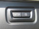 電動リアゲート装備です。バンパー下でのキックスイッチも装備されております。