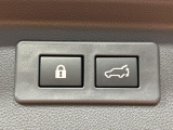 【パワーバックドア】スマートキーや運転席のボタンを押すだけでリアゲートが自動で開閉します!荷物を持っている時や、高い位置にあるバックドアを閉める際に便利な機能です♪