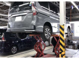 ◎ご購入いただきましたお車は弊社整備工場にて納車前点検整備として法定12ヶ月点検(車検整備付き販売車は車検整備)を実施。エンジンオイル・エレメント交換を行い※、ご納車いたします(※除く電気自動車)。
