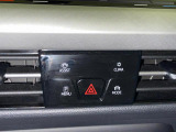 3ゾーンフルオートエアコン。運転席、助手席それぞれ独立して温度管理が可能です。花粉やダストを除去するフレッシュエアフィルターも装備され、クリーンな室内環境を保ちます。