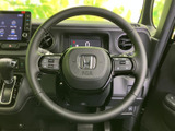 握りやすい形状で、快適なドライビングを実現。操作スイッチも配置され、運転中でも直感的に操作できます。安全装備との連携もスムーズです。
