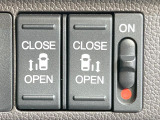 【両側パワースライドドア】スマートキーや運転席のスイッチで後席両側スライドドアの開閉が可能♪電動だから力を入れてドアを開ける必要が無く、小さなお子様でも簡単に開け閉めでき快適です♪