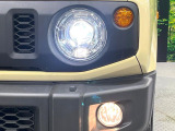 【LEDヘッドライト】悪天候や夜間走行時も良好な視界を確保し安心して運転できる高輝度LEDヘッドライトを装備!点灯速度が早く、消費電力も抑えられています。