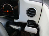 ペットボトルも置ける運転席ドリンクホルダー。エアコンの風で飲み物が適温に保たれます。