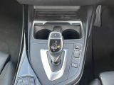 【シフトノブ】BMWの高性能オートマチックは、ATセレクトレバーを左側に倒すことで、通常の「D」から「S」(スポーツ)または「M」(マニュアル)へと切り替えが可能です。