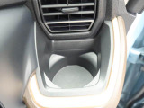 カップホルダーは運転席や助手席からちょうど手の届く位置です!!