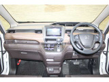 操作性に優れた運転席となります!小物入れや各ボタンの配置にこだわり、使いやすいです!座り心地もよく視認性も良好なのでロングドライブもお任せ下さい!