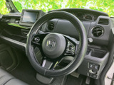 握りやすいステアリングは、運転操作をより快適にします。操作スイッチも配置され、走行中でも直感的に操作可能です。