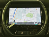 目的地までスムーズに導いてくれるナビゲーションシステム。高精細な地図表示で、初めての道でも安心です。運転に集中できる環境をサポートします。