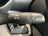 車外の明るさに応じでライトを点灯、消灯してくれるオートライト機能です☆お天気の良い昼間のトンネル走行などオートにしてると便利で安心です☆エンジン停止時にライトの消し忘れも無くなります☆