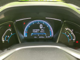 視認性の高いメーターで、運転に必要な情報を的確に把握できます。洗練されたデザインが、心地よい空間と運転への意欲を高めます。