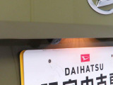このお車はバックカメラが付いています。ナビをつければ連動できます。バックの操作が楽になります。