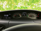 視認性の高いメーター類で、運転に必要な情報を的確に把握できます。落ち着いたデザインで、運転に集中できる空間を演出します。運転席からの眺めも良好です。