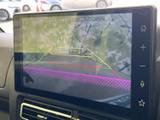 後方の状況を画面で確認できるので、狭い場所での駐車や車庫入れが格段に楽になります。安全運転をサポートする頼もしい装備です。