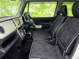 運転席周りはシンプルで機能的。操作しやすい配置で、安全運転をサポートします。快適なドライブをサポートする空間です。