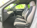 運転席からの視界は広く、運転操作もスムーズ。快適なドライビングをサポートします。洗練されたデザインも魅力です。