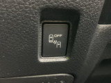 雨天時でもクリアな視界を確保できるワイパーレバー。操作も簡単で、運転に集中できます。安全運転をサポートする機能です。