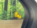 【ブラインドスポットモニター】走行中、ドアミラーの死角になりやすい箇所に後続車が接近するとサイドミラーのレンズに警告を表示!ドライバーに注意喚起をしてくれます。