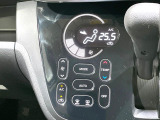 【オートエアコン】一度お好みの温度に設定すれば、車内の温度を検知し風量や温度を自動で調整。暑い&hellip;寒い&hellip;と何度もスイッチ操作をする必要はありません。快適な車内空間には必須の機能ですね♪