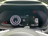 後方確認をサポートするモニター画面。駐車時の安全性向上に貢献します。運転に不安を感じる方にもおすすめです。視認性の高いディスプレイです。