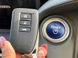 ◆スマートキー◆ポケットやカバンに入れていても、車に近づく、もしくはドアノブに触れるだけで鍵の開け閉めができます♪