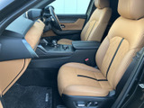 運転席からの視界も広く、運転操作もスムーズに行えます。上質な素材と丁寧な作り込みが、快適なドライブをサポートします。