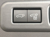 【パワーバックドア】スマートキーや運転席のボタンを押すだけでリアゲートが自動で開閉します!荷物を持っている時や、高い位置にあるバックドアを閉める際に便利な機能です♪