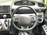 【純正革巻きステアリング】上質な革を使用することで、手にしっかり馴染みとても運転しやすいハンドルです♪