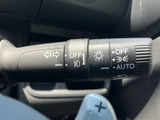 操作しやすい位置に配置されたウインカーレバー。スムーズな操作で、安全な車線変更をサポートします。直感的に使える設計です。