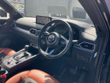 フロントピラーの位置を従来よりも後方にレイアウト。運転席からの視界の広がりを向上。車両の周囲の状況を、いち早く知ることで、安全に運行できます。