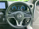 握りやすい形状で、快適な運転をサポートします。オーディオやハンズフリー通話など、便利な機能も搭載。運転操作をより安全に、そして快適にします。