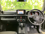 運転席周りはシンプルで機能的にまとめられています。運転に集中できる空間を演出します。