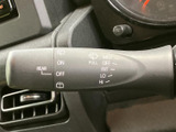 雨天時もクリアな視界を確保。ワイパーの操作は直感的で、運転中の視界を妨げません。ミスト機能も備えています。