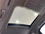【サンルーフ】開放感たっぷりの希少装備、サンルーフが装着されています!車内に明かりを取り入れたり景色を楽しむ以外にも、車内の空気も簡単に換気できて快適です!