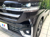 【LEDヘッドライト】悪天候や夜間走行時も良好な視界を確保し安心して運転できる高輝度LEDヘッドライトを装備!点灯速度が早く、消費電力も抑えられています。