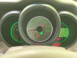 視認性の高いメーターで、運転状況をしっかり把握できます。速度や回転数など、必要な情報を一目で確認できるので安心です。