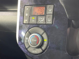 【オートエアコン】一度お好みの温度に設定すれば、車内の温度を検知し風量や温度を自動で調整。暑い&hellip;寒い&hellip;と何度もスイッチ操作をする必要はありません。快適な車内空間には必須の機能ですね♪