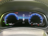 視認性の高いメーターで、運転状況をひと目で確認できます。必要な情報を的確に把握し、安全運転をサポートする機能に加え、洗練されたデザインも魅力です。