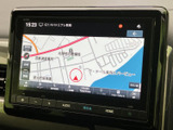鮮明なディスプレイが、目的地までの道順をわかりやすく表示。ドライブの不安を解消し、スムーズな移動をサポートします。