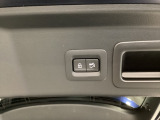パワーリフトゲートは運転席とリフトゲート側、さらにアドバンストキーでも開閉が可能!開度は無段階にメモリー設定もできます。ゲート内側にタッチセンサーを配置し、手などを挟み込む危険を低減します。